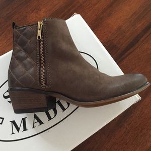 Steve Madden Nyrvana Brown Booties